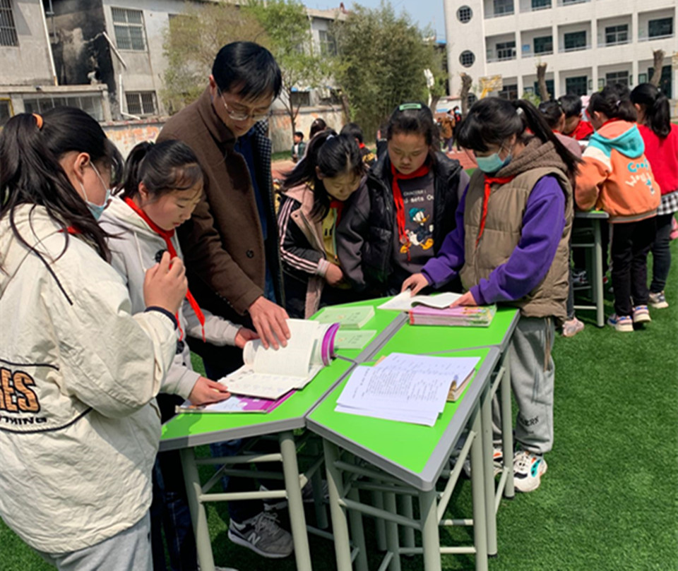 取众家之长补己之短 ----墨河中心小学举行作业展评活动