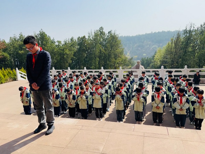 缅怀先烈，传承红色基因——马陵山镇黄甲小学师生共赴马陵山