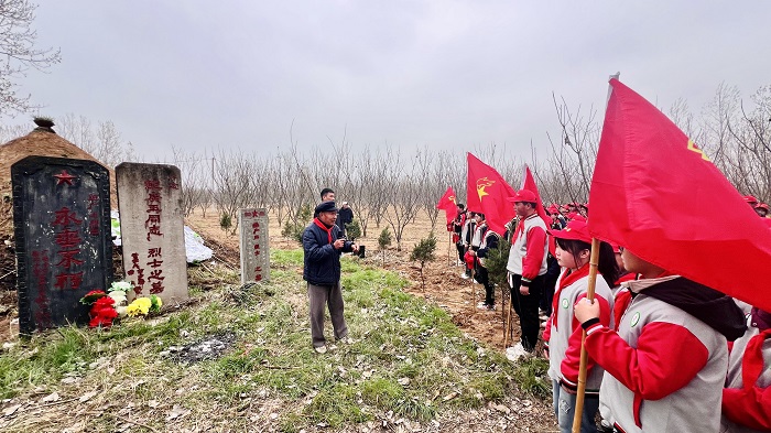 缅怀革命先烈，弘扬民族精神——马陵山镇广玉小学举行清明祭扫活动