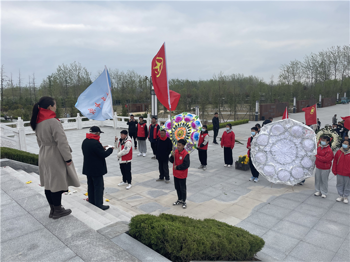 老少心向党 奋斗新征程  ——港头镇老干部代表与港头中学共青团员代表祭扫十人桥烈士陵园   