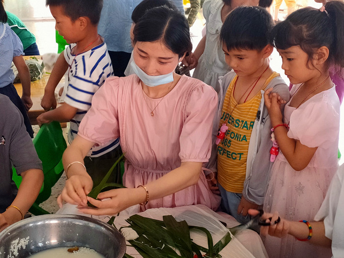 彩绳祈福习传统 粽香意浓话佳节——新沂市黑埠中心幼儿园迎端午活动